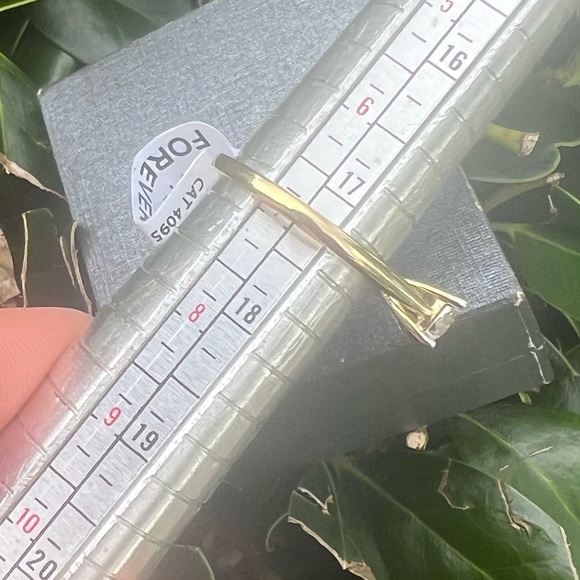 10K yellow gold 1/4 Carat T.W. Round Diamond 10 kt Solitaire Ring size 7 - Picture 8 of 14